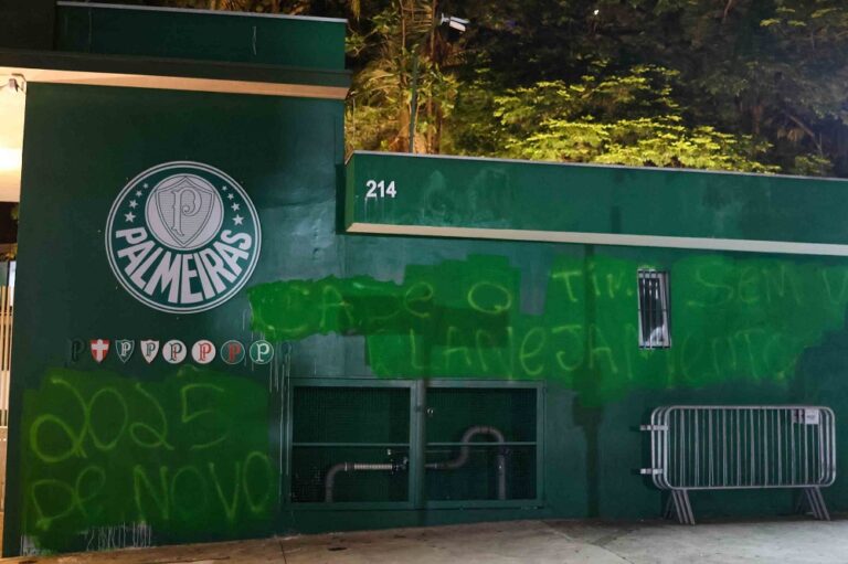 Muros do Palmeiras amanhecem pichados após vexame no Paulistão: ‘SPAlmeiras’ muros-do-palmeiras-amanhecem-pichados-apos-vexame-no-paulistao:-‘spalmeiras’