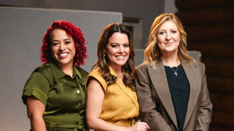 ana-paula-valadao-canta-versao-trilingue-de-“aclame-ao-senhor”-com-darlene-zschech