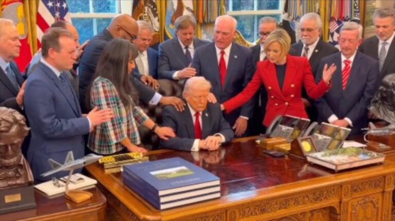 pastores-oram-por-trump-na-casa-branca-em-meio-a-guerra-contra-o-ira:-“graca-e-protecao”