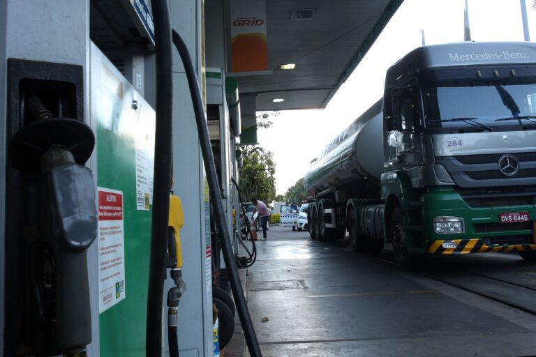 preco-do-diesel-nos-postos-dispara-7%-com-a-guerra-no-oriente-medio,-diz-pesquisa