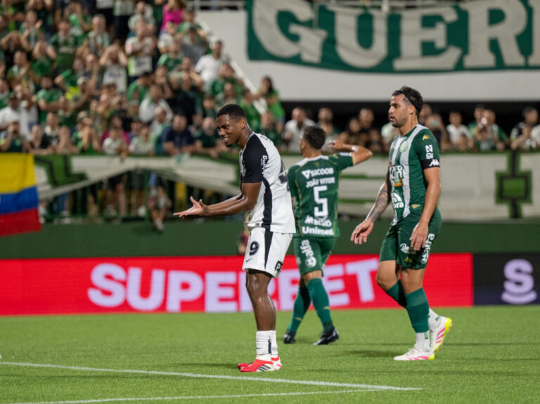 em-jogo-de-pouca-emocao,-corinthians-fica-no-0-a-0-contra-a-chapecoense