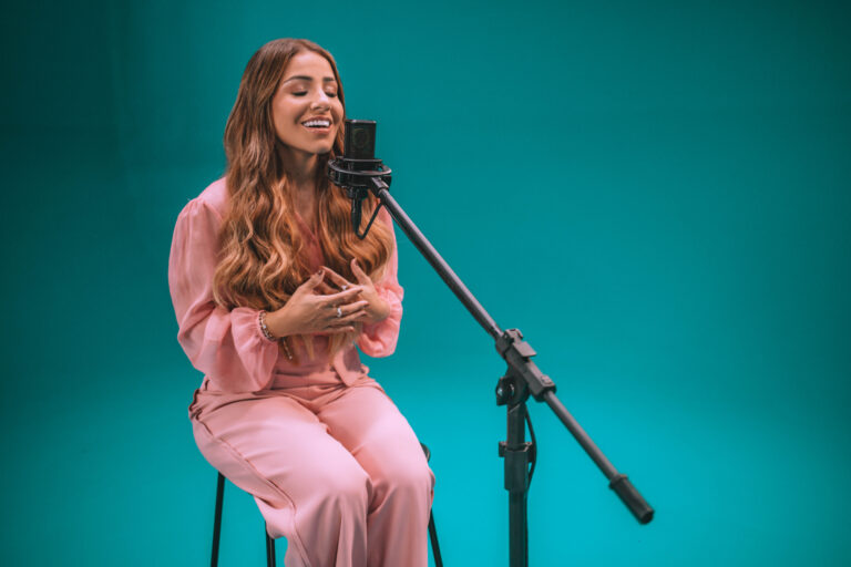 gabriela-rocha-lanca-medley-com-sucessos-do-renascer-praise