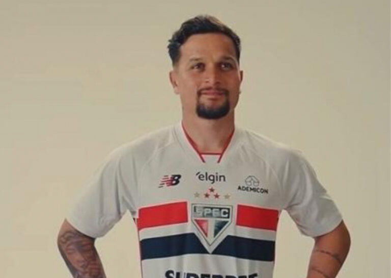 artur-exalta-companheiros-e-torcida-na-chegada-ao-sao-paulo-e-faz-1o-treino