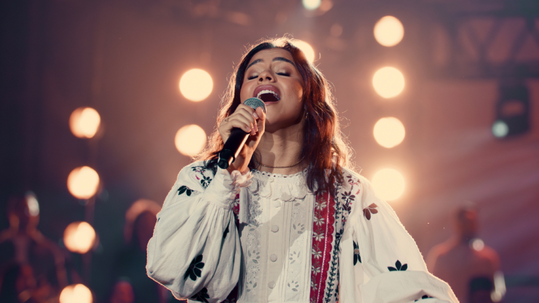 as-vesperas-da-pascoa,-julia-vitoria-apresenta-louvor-sobre-o-sacrificio-de-cristo