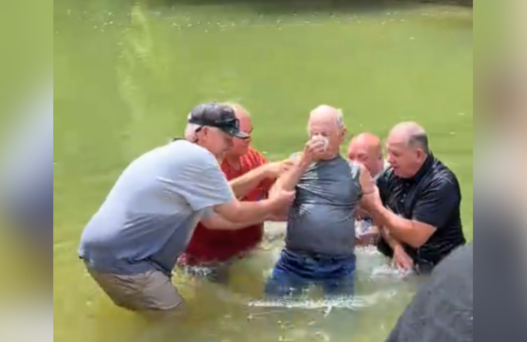 homem-de-92-anos-e-batizado-por-outros-idosos-em-um-rio:-“nunca-e-tarde”