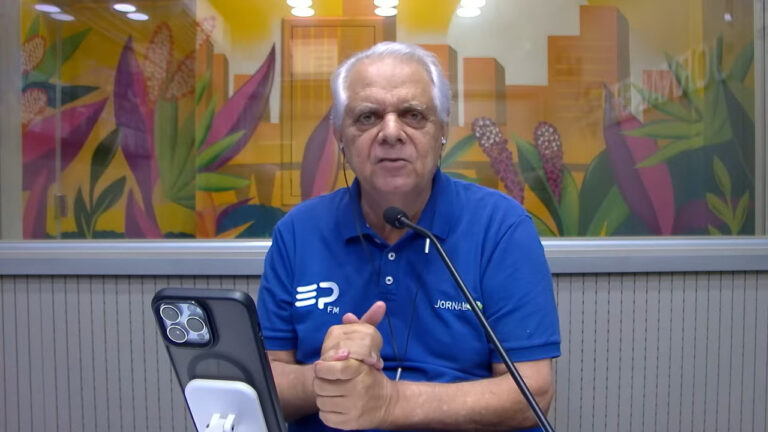 jornalista-chama-biblia-de-“livrinho-idiota”-e-recebe-resposta:-‘e-a-palavra-de-deus’