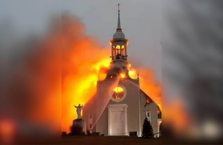 incendio-destroi-igreja-historica-em-quebec-em-meio-a-onda-de-ataques-a-templos-no-canada