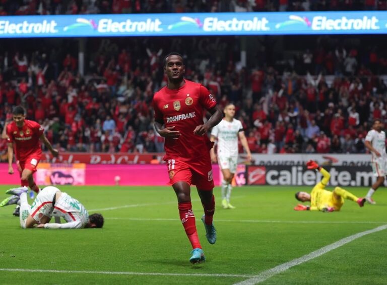 toluca-denuncia-ataques-racistas-contra-brasileiro-helinho