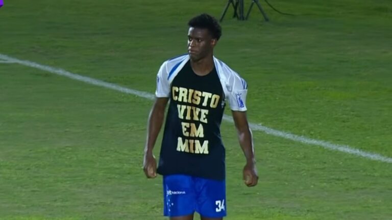 apos-fazer-gol,-jogador-do-cruzeiro-exibe-camiseta-com-frase-“cristo-vive-em-mim”
