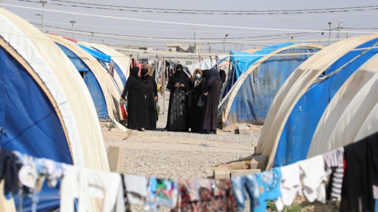 missionarios-limpam-banheiros-em-campo-de-refugiados-para-evangelizar-no-oriente-medio