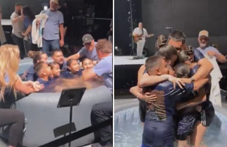 casal-e-filhos-emocionam-ao-serem-batizados-juntos:-‘exemplo-de-familia’