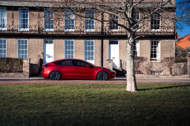 tesla-anuncia-recall-de-quase-219-mil-carros-por-falha-na-camera-de-re;-veja-modelos