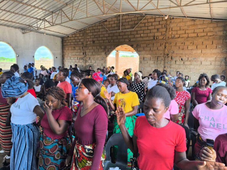 Pastor africano leva mais de 60 prostitutas a Jesus: “Agora são evangelistas” pastor-africano-leva-mais-de-60-prostitutas-a-jesus:-“agora-sao-evangelistas”