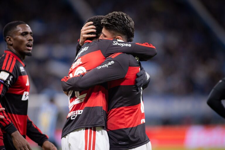 flamengo-vence-o-gremio-fora-de-casa-e-encosta-no-lider-palmeiras