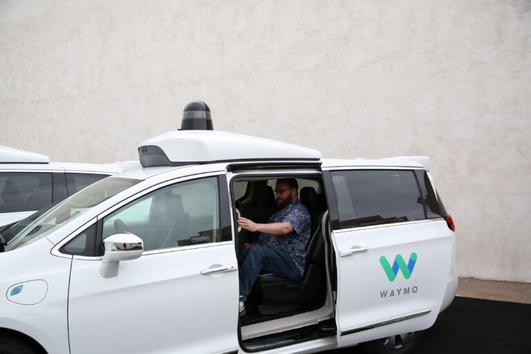 Waymo, empresa ligada ao Google, recolhe 3,8 mil robotáxis após falha em vias alagadas waymo,-empresa-ligada-ao-google,-recolhe-3,8-mil-robotaxis-apos-falha-em-vias-alagadas
