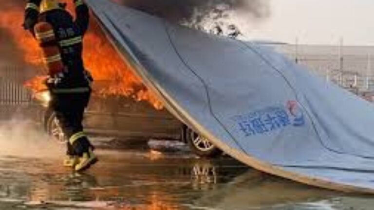 VÍDEO: cobertor antichamas controla fogo em poucos segundos video:-cobertor-antichamas-controla-fogo-em-poucos-segundos
