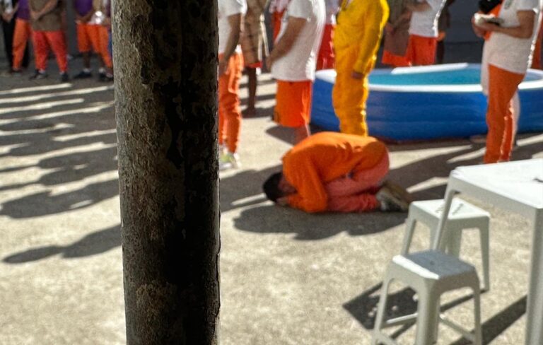 23-presos-sao-batizados-em-penitenciaria-no-parana:-“morreram-para-a-velha-vida”